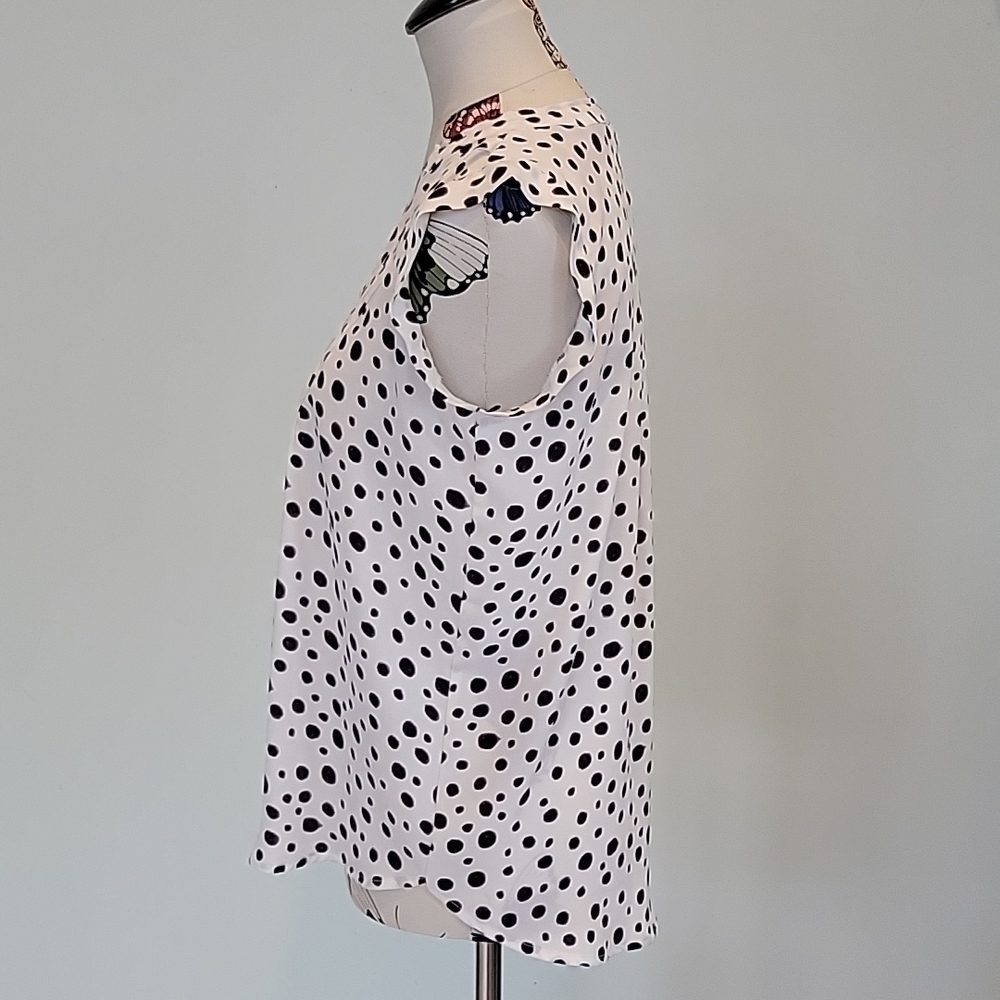 Loft black and white spotted sleeveless blouse.  Size is Small - Picture 2 of 8
